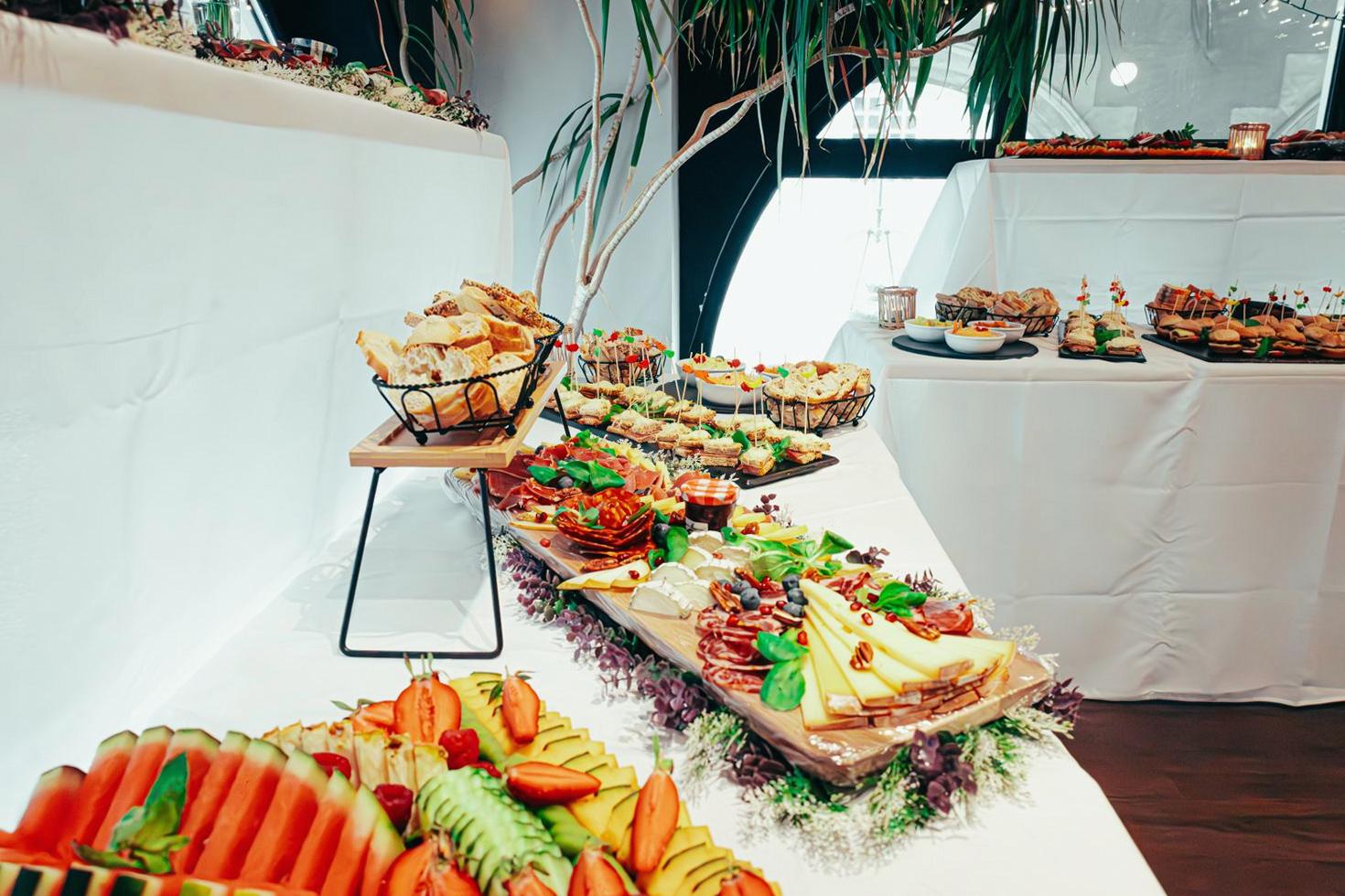 Elegante Berliner Festtafel mit kuratiertem Catering